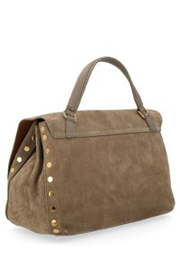 Borsa in suede marrone con una forma strutturata, parte superiore piatta, due manici robusti e borchie dorate decorative lungo i lati. Superficie testurizzata.