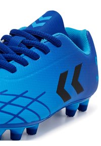 Blå fodboldstøvle med en struktureret syntetisk overdel, med sorte detaljer og snørebånd samt afrundede knopper for greb på græsunderlag.