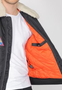 TOP GUN MIT KUNSTFELLKRAGEN - Vinterjacka - black