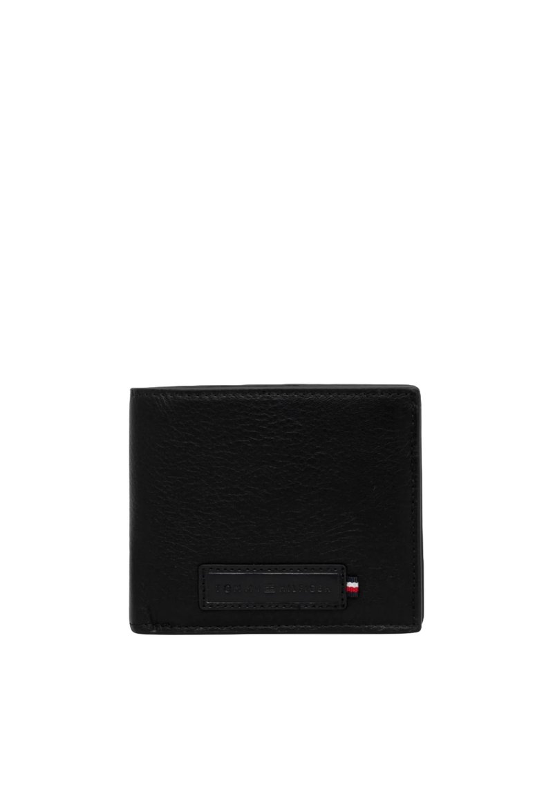 Portefeuille en cuir noir avec une finition texturée, présentant un patch logo rectangulaire et un petit accent tricolore en bas.