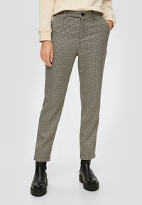 Zwart-witte houndstooth-patroon broek met een rechte fit, klassieke tailleband en twee zijzakken. In combinatie met zwarte enkelboots.