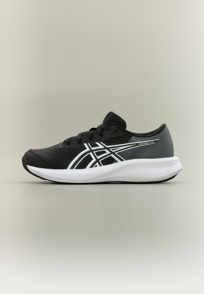 Μαύρο και γκρι αθλητικό παπούτσι με λευκή σόλα και λευκό λογότυπο με ρίγες στο πλάι, με ετικέτα "Patriot 14", εμφανιζόμενο από αριστερή πλευρά σε ουδέτερο φόντο.