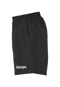 Shorts noirs en tissu léger, dotés d'une taille élastique, d'une poche zippée sur le côté et d'un logo "Kempa" blanc sur le bas à l'avant.