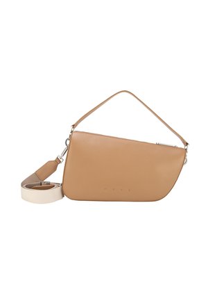 Borsa a tracolla in pelle color cuoio con superficie testurizzata, forma rettangolare curva, tracolla removibile in tessuto beige e chiusura superiore con cerniera.