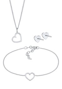 Sølv smykkesæt med en hjerteformet vedhængsnekæde, hjerteformede øreringe og et armbånd med hjerteaccent og lås.