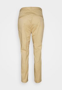 Khaki chinos med en slät textur, taperad passform och två bakfickor. Har en standard midja och sömdekorationer.