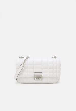 Hvid quiltet læder skuldertaske med sølvkæde og rektangulært spænde indgraveret med mærkenavnet Michael Kors.