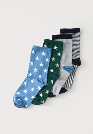 Vier Paare Knöchelsocken mit unterschiedlichen Mustern: blau mit weißen Sternen, grün mit weißen Sternen, grau mit blauem Fersen- und Zehenbereich und marineblau mit weißen Streifen.