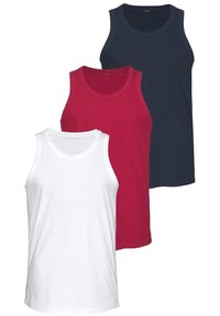 Tris marškinių be rankovių, sudėtų vienas ant kito: balti, raudoni ir tamsiai mėlyni. Pagaminti iš medvilnės, jie turi paprastą dizainą su apvaliais kaklais ir be grafikos.