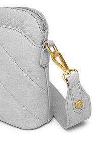 Šedá texturovaná kožená crossbody taška s diagonálním prošívaným vzorem, zlatými doplňky a odnímatelným popruhem. Zapínání na zip nahoře.