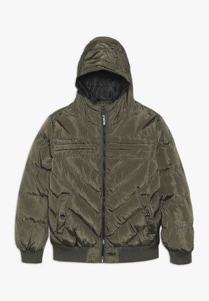 Olijfgroene gewatteerde donsjas met capuchon, volledige ritssluiting aan de voorkant, twee zakken met drukknop en geribbelde boorden aan mouwen en zoom.