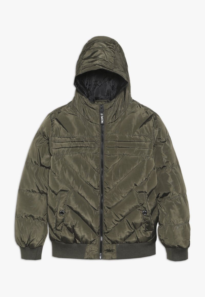 Olivgrüne, gesteppte Steppjacke mit Kapuze, durchgehendem Frontreißverschluss, zwei Taschen mit Druckknöpfen sowie gerippten Bündchen und Saum.