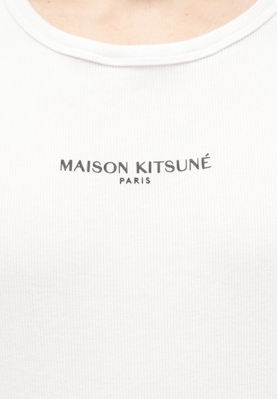 Λευκό ριμπ ύφασμα με εκτύπωση "Maison Kitsuné Paris" μαύρου χρώματος στο κέντρο κάτω από τη λαιμόκοψη.