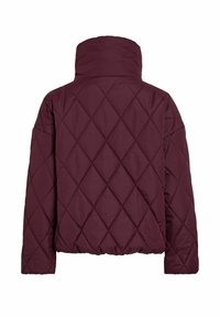 Burgundska jakna na zakopčavanje s visokim ovratnikom; sadrži dijamantni uzorak i elastični pojas. Izrađena od laganog, podstavljenog materijala.