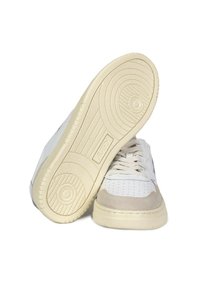 Sneaker bianca con suola in gomma testurizzata, tomaia in pelle perforata e accenti grigio chiaro sulla punta e sui lati. Design classico.