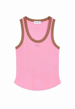 Różowy prążkowany tank top z brązową lamówką wokół szyi i otworów na ręce, z małym napisem "OH APRIL" na środku przodu.