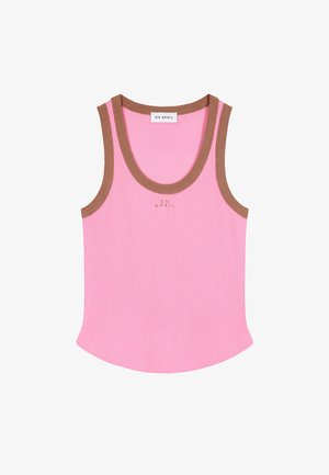 Rosa ribbet tanktopp med brune kanter rundt hals og ermehull, med små "OH APRIL"-tekst midt på forsiden.