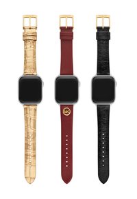 Tre smartwatch con quadranti quadrati, fibbie dorate e cinturini in pelle di coccodrillo dorato, bordeaux con logo dorato e finiture nere testurizzate.