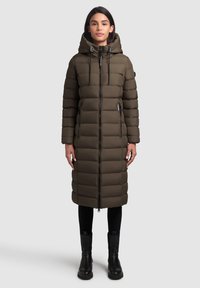 Olivgrün, knielanger Daunenmantel mit Kapuze, Reißverschluss und zwei Fronttaschen. Mit gestepptem Design und Kordelzugverstellungen.