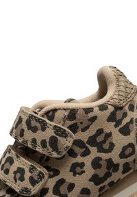 Bežové topánky s leopardím vzorom, s suchým zipsom, z textúrovaného semišu, s okrúhlou špičkou a prešitým detailom na členku.