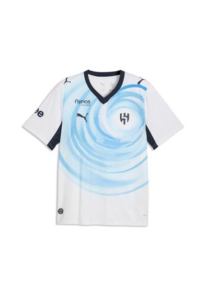 Biała sportowa koszulka z krótkim rękawem z jasnoniebieskim wzorem wirowym, czarnym kołnierzem i czarnymi logo Puma na rękawach i piersi.
