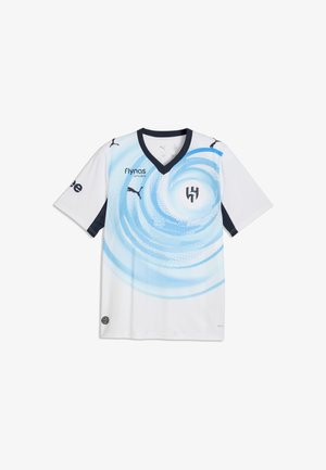 Hvid sportstrøje med korte ærmer med lyseblåt swirl-mønster, sort krave og sorte Puma-logoer på ærmer og bryst.