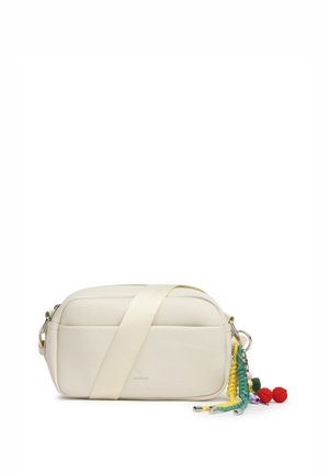 Borsa a tracolla color crema con cerniera, tracolla larga e portachiavi colorato intrecciato e decorato con perline appeso al lato.