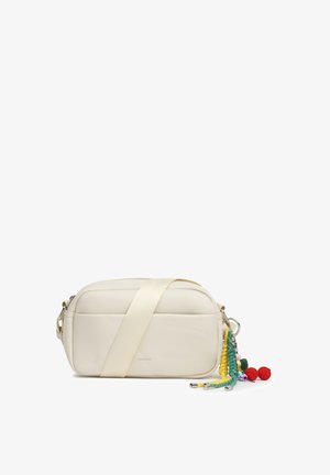 Sac bandoulière crème avec fermeture éclair, large sangle, et porte-clés coloré tressé et perlé suspendu sur le côté.
