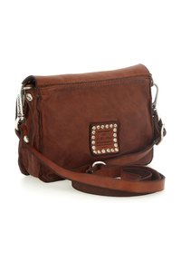 Borsa a tracolla in pelle marrone con patch logo con accenti argentati, tracolla regolabile e finitura testurizzata. Design compatto rettangolare.