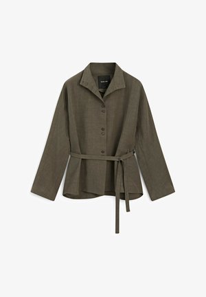 Camicia avvolgente leggera di colore verde oliva con colletto, bottoni anteriori e vita legata. Presenta una sottile trama e maniche lunghe.