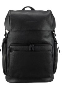 Zaino in pelle nera con una texture liscia, pattina superiore, tasca frontale con zip e doppie cerniere laterali per un facile accesso. Design semplice con dettaglio del logo.