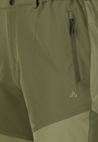 Vihreät oliivinväriset shortsit joustavalla vyötäröllä, vetoketjullinen tasku ja hillitty logodetail.