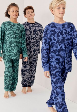 Trois enfants portant des ensembles de pyjama à motif camouflage en vert, gris et bleu. Le tissu est doux avec des poignets élastiques et une coupe ample.