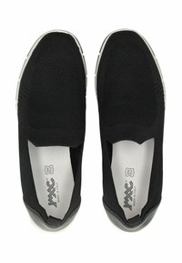 Scarpe slip-on nere con tomaia in maglia testurizzata, colletto elasticizzato e suola in gomma. Presenta un leggero logo sulla soletta.