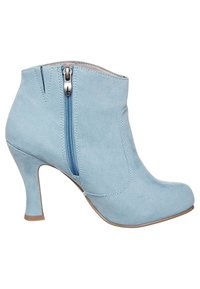 Světle modrá semišová kotníčková bota s kulatou špičkou, vysokým podpatkem a bočním zipem s modrými akcenty.