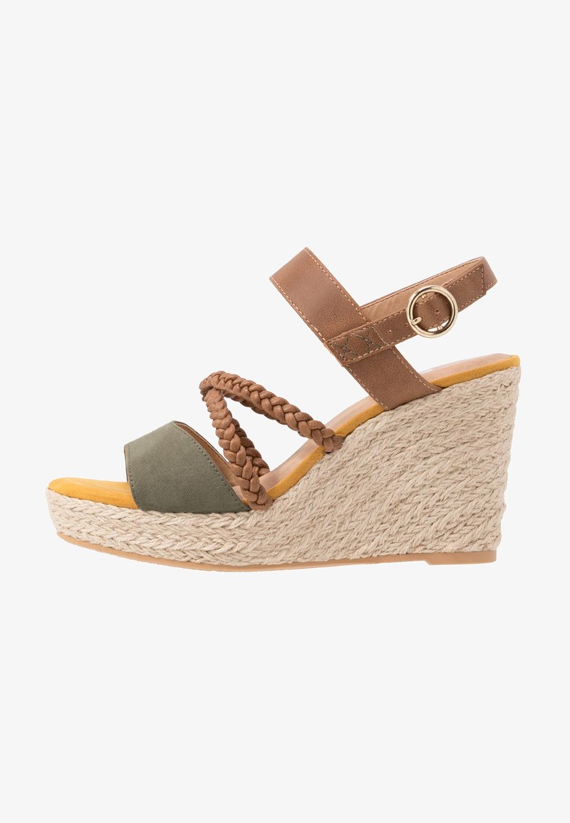 Sandale compensée avec brides tressées, embout vert, bride de cheville beige avec boucle dorée et semelle plateforme en jute tissée.