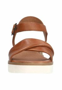 Bruine leren sandaal met een brede voorkantstrap, verstelbare enkelband, witte zool en een gladde textuur. Heeft een minimalistisch ontwerp.