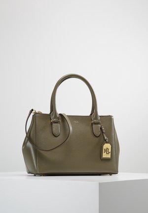 Sac à main en cuir vert olive avec deux poignées, une bandoulière amovible et une étiquette de marque dorée suspendue à une poignée.