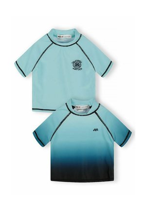 Dwa krótkie koszulki rash guard dla dzieci w jasnoniebieskim kolorze; jedna gładka z czarnym szwem, druga z gradientem od niebieskiego do czarnego i małymi logo.