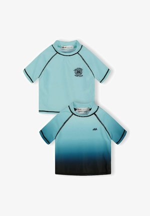 Dwa krótkie koszulki rash guard dla dzieci w jasnoniebieskim kolorze; jedna gładka z czarnym szwem, druga z gradientem od niebieskiego do czarnego i małymi logo.