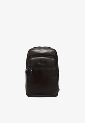 Schwarzer Leder-Rucksack mit blauen Akzentnähten, vorderem Reißverschlussfach und zwei oberen Reißverschlüssen; schlankes Design für einfaches Tragen.