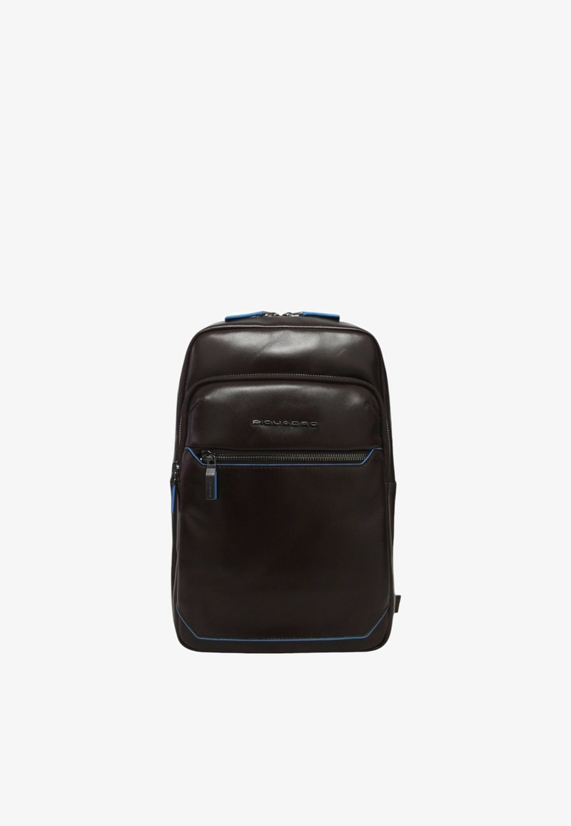 Mochila de cuero negro con costuras de acento azules, bolsillo frontal con cremallera y cremalleras dobles en la parte superior; diseño delgado para un fácil transporte.