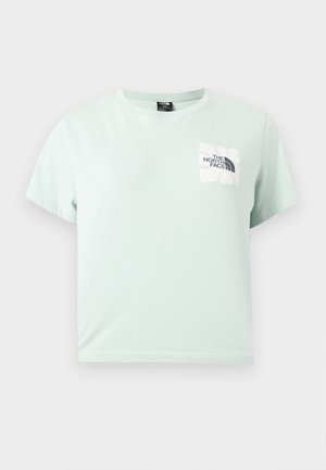 T-shirt vert clair à manches courtes avec col rond, logo The North Face en blanc et noir sur le côté gauche de la poitrine.