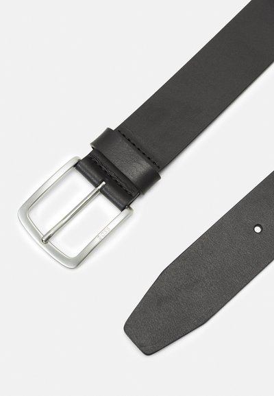 Ceinture en cuir noir avec une boucle en métal argenté de forme carrée, présentant une texture lisse et des bords nets. Comprend des trous pour le réglage et un détail de marque.