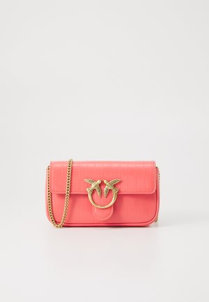 Sac en cuir rose à motif crocodile avec un fermoir en forme d'oiseau doré, une chaîne, et une forme rectangulaire. Présente une texture lisse.
