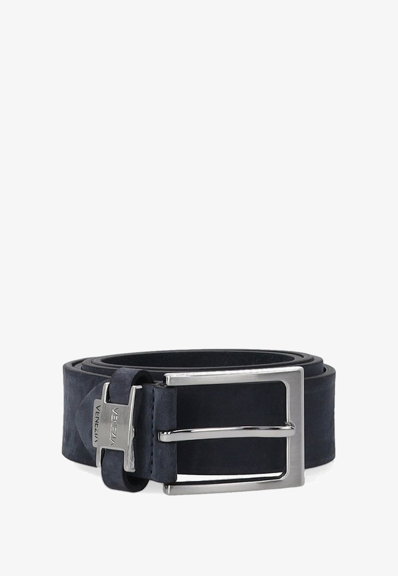 Marineblauwe suède riem met een zilveren rechthoekige dubbele gesp en een gladde textuur, voorzien van een lederen accent met logo nabij de gesp.