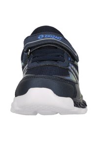 Marineblaue Sportschuhe mit einem Mesh-Obermaterial, Klettverschluss und weißer Gummisohle; mit blauen und grünen Akzenten entlang der Seiten.