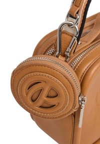 Bolso de cuero color tan con un bolsillo redondo con cremallera que presenta un detalle del logo. Cremalleras dobles, acentos de metal y superficie texturizada. Incluye correa ajustable.