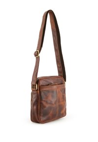 Brun læder crossbody taske med en glat overflade, justerbar rem og forlommer med lynlås. Udstyret med hardware i guld-tone og rektangulær form.