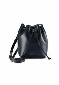 Borsa a secchiello in pelle blu navy con chiusura a cordoncino, tracolla regolabile, texture liscia e dettaglio del logo metallico sulla parte anteriore.